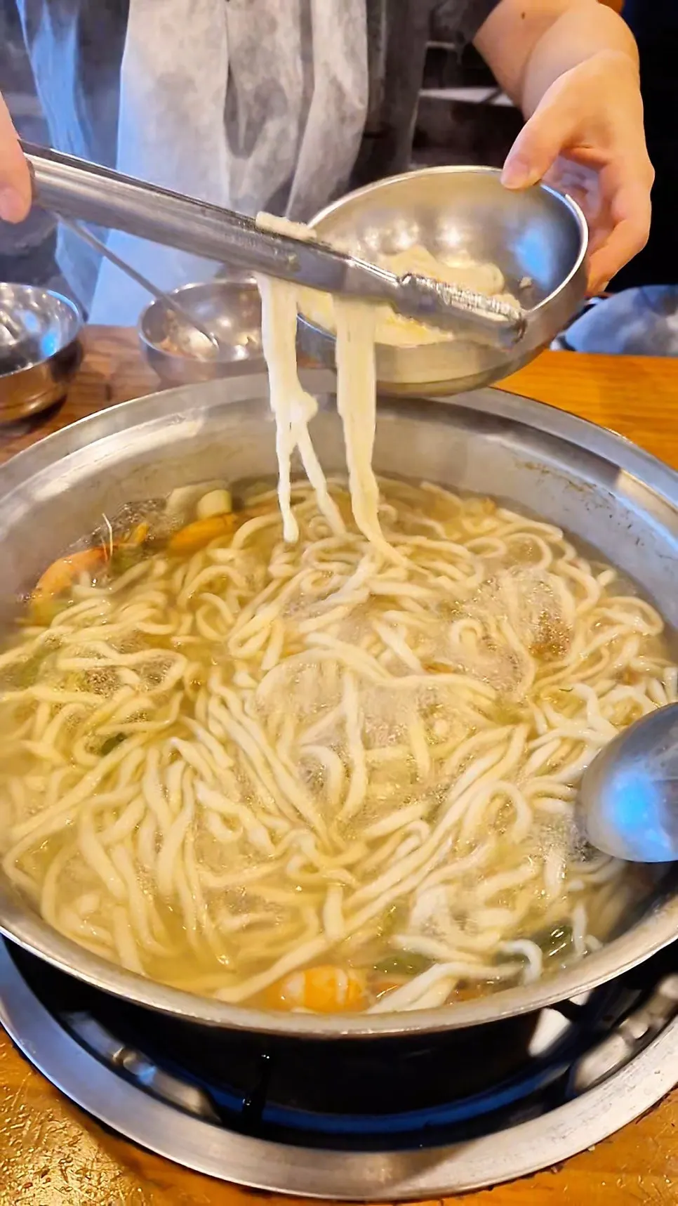 바지락과 새우가 든 칼국수 3인분 냄비
