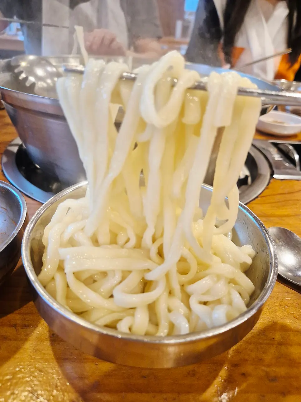 그릇에 덜어낸 쫄깃한 칼국수 면