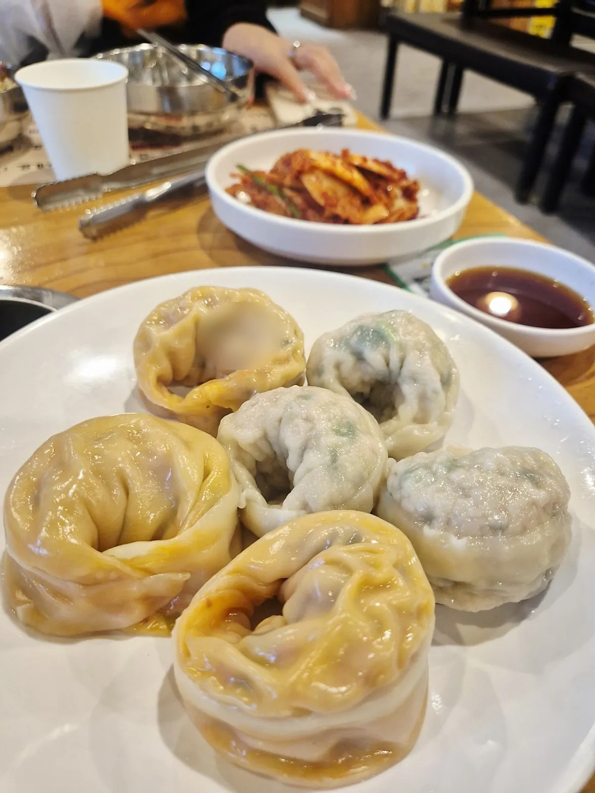 김치만두와 고기만두 반반 한 접시