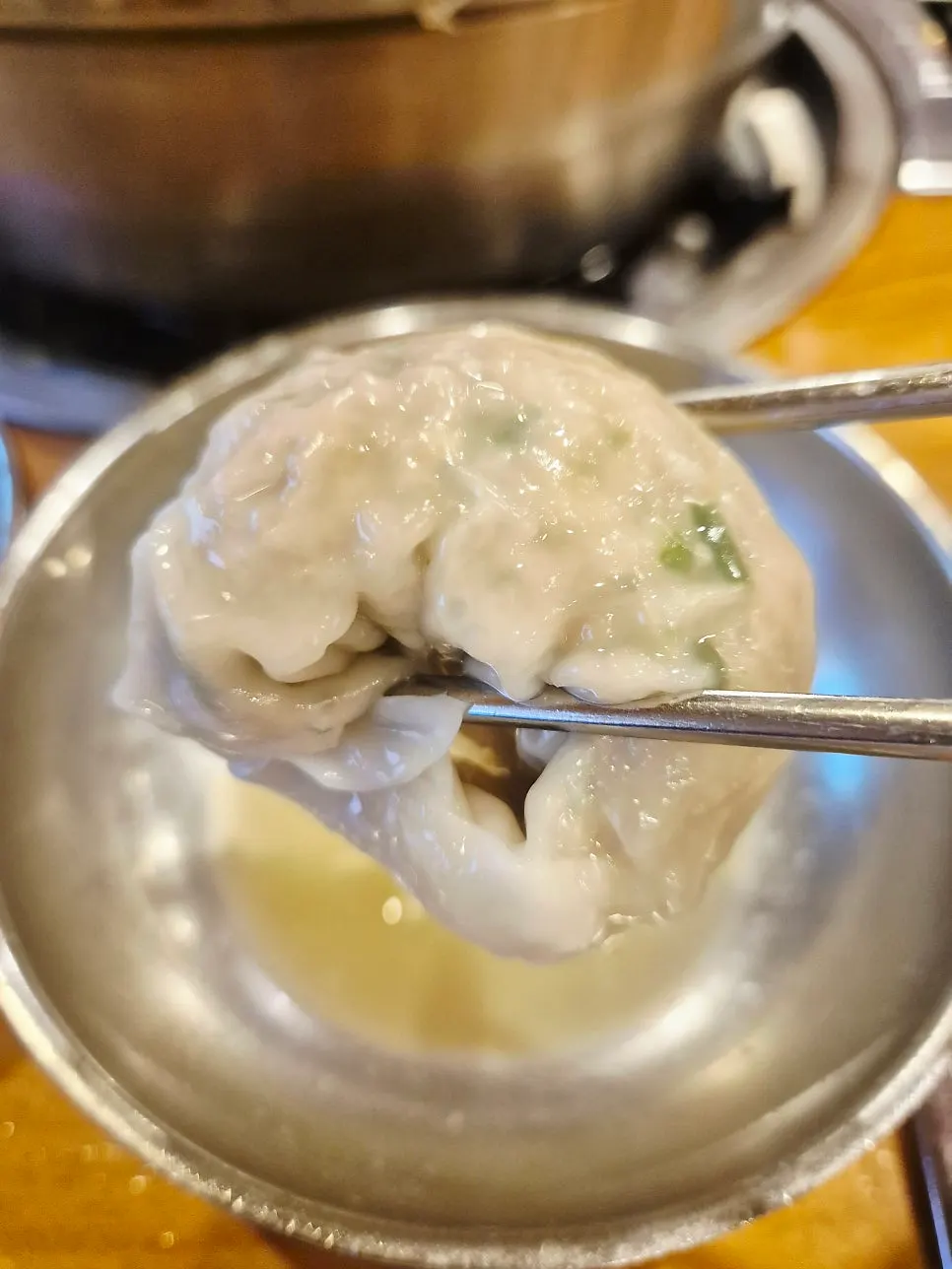 칼국수와 반반만두를 함께 차린 상차림