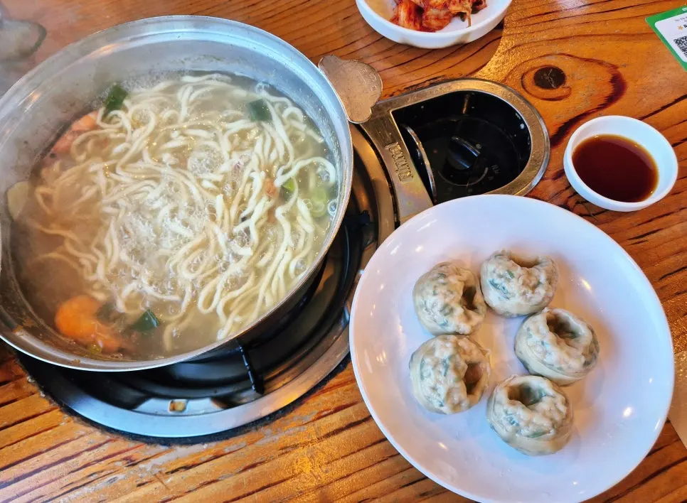 보리밥과 김치 곁들임