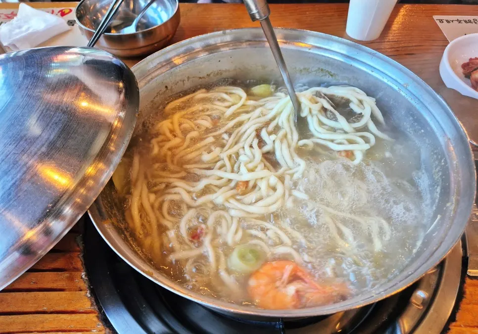진한 바지락칼국수 국물