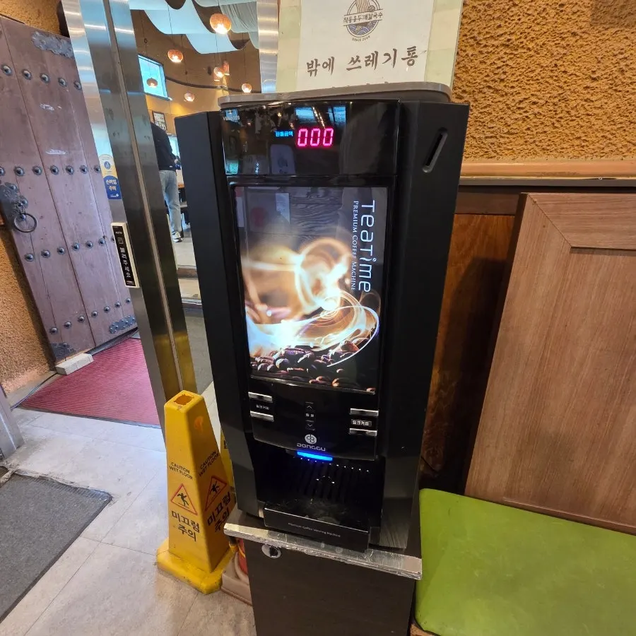 View of the Hongdukkkae Kalguksu interior