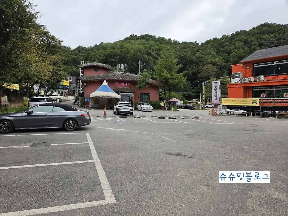 Spacious parking area at Gim Myeongju Tteuranchae Bapsang