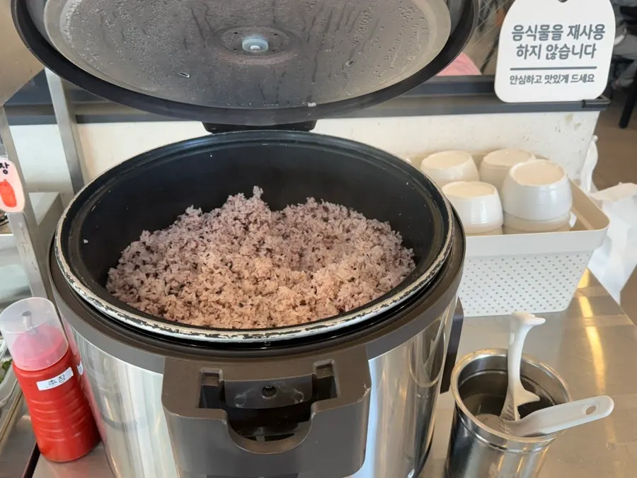 무한리필 공기밥이 놓인 셀프바