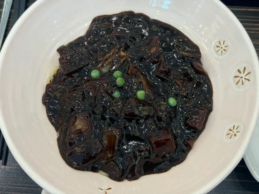윤기 흐르는 지존짜장 한 그릇