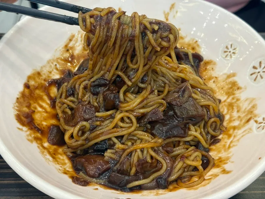 짜장면 면발을 들어 올린 모습