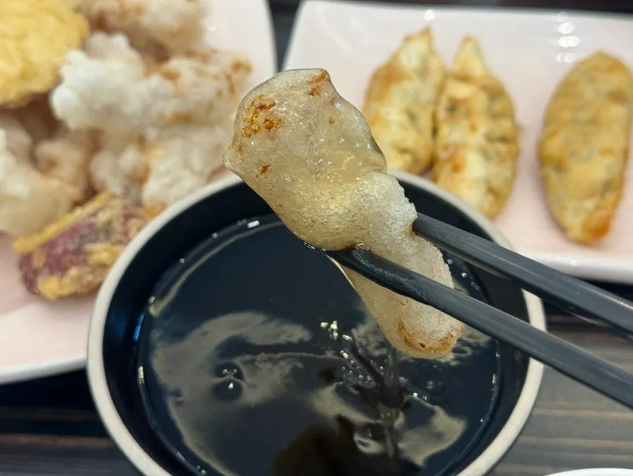 탕수육 소스에 찍은 두툼한 고기