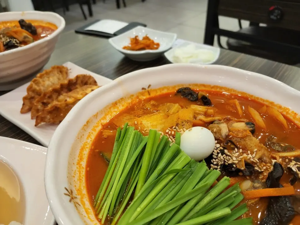 붉은 국물과 부추가 올라간 지존짬뽕