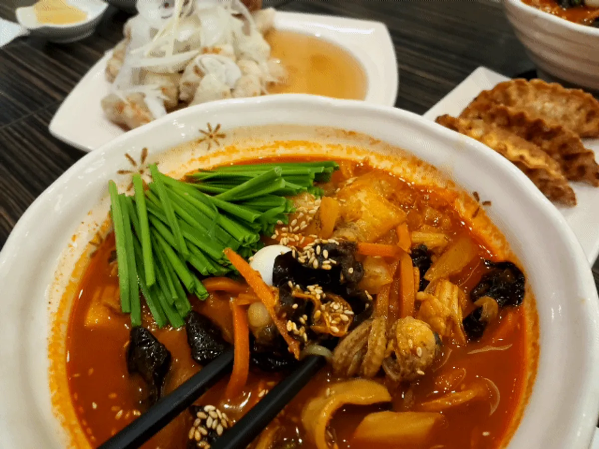 해물 건더기가 가득한 짬뽕 면