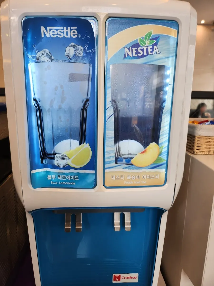 셀프바에 준비된 반찬과 밥