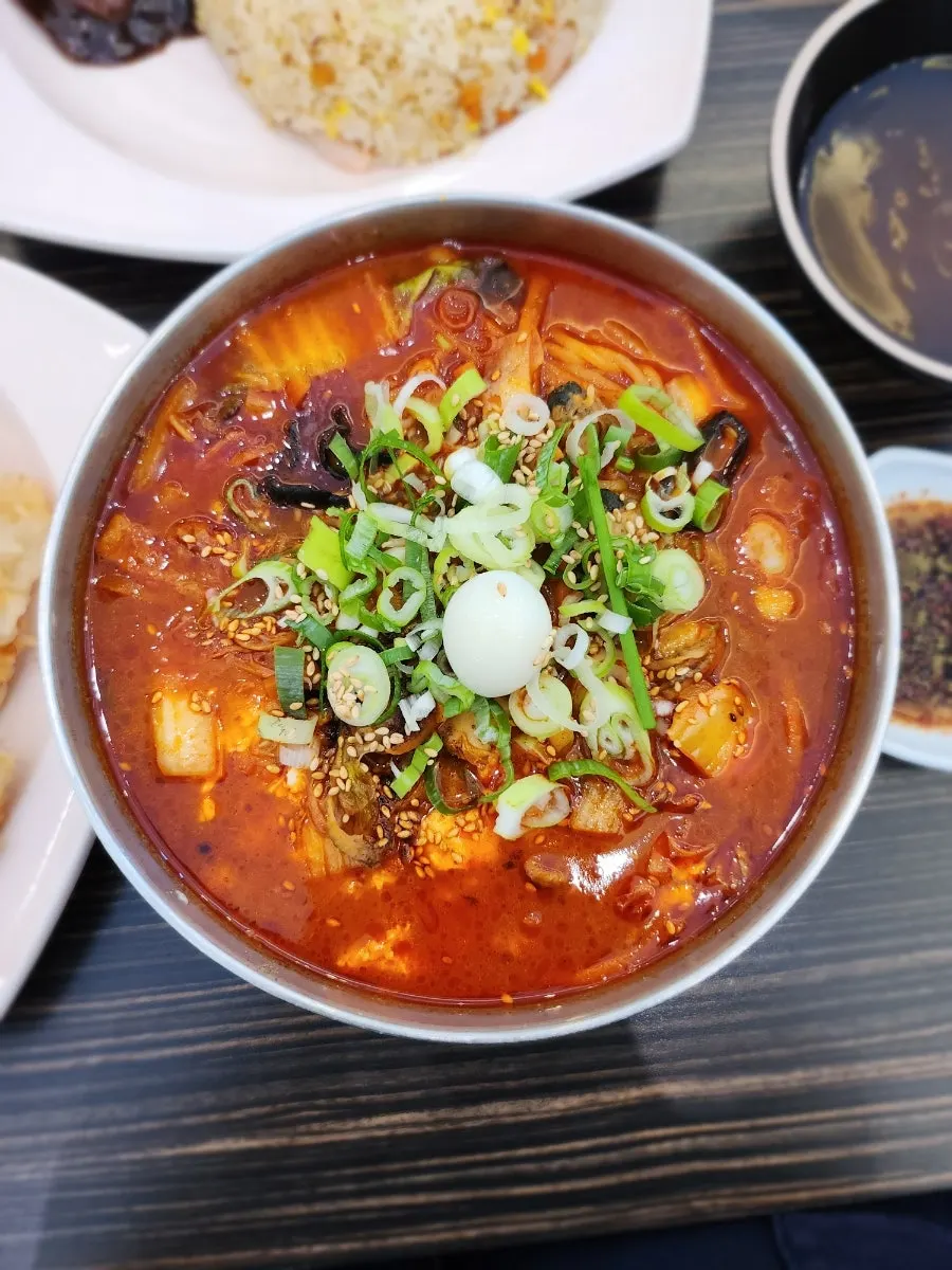 빨간 국물의 순두부짬뽕면 한 그릇