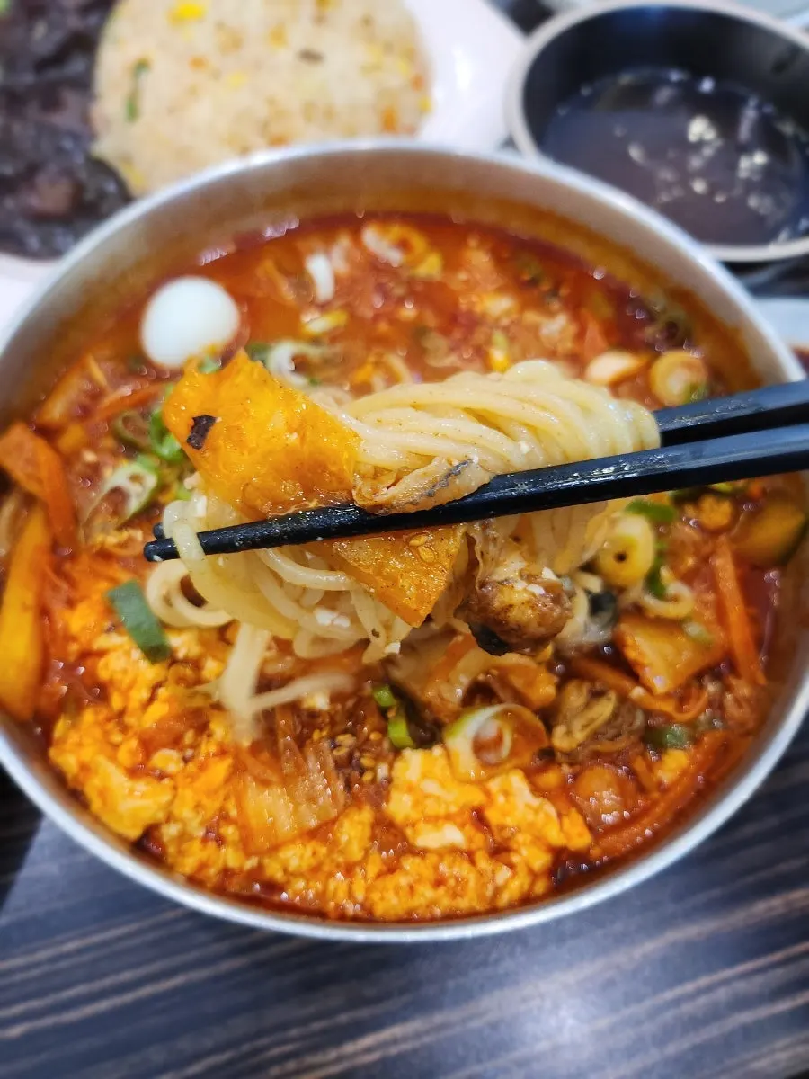 순두부짬뽕면 면을 들어올린 모습