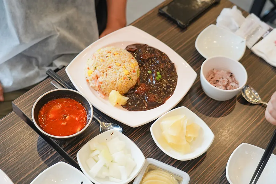 도톰한 수제비가 들어간 짬뽕 국물