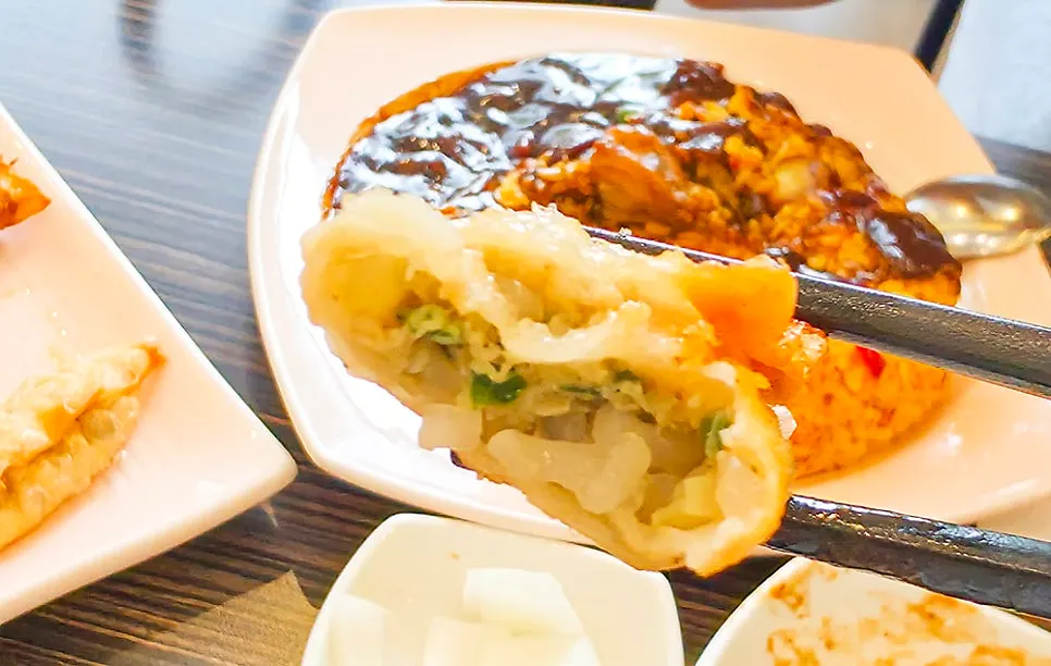 만두와 탕수육이 함께 차려진 테이블