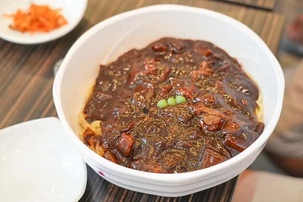 매운맛과 순한맛으로 주문한 지존 짜장