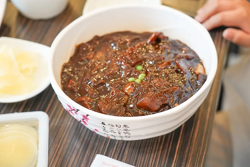 감칠맛 도는 짜장 소스와 면