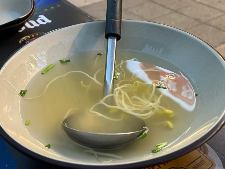 새우젓과 양파장아찌 등 족발 곁들임 반찬