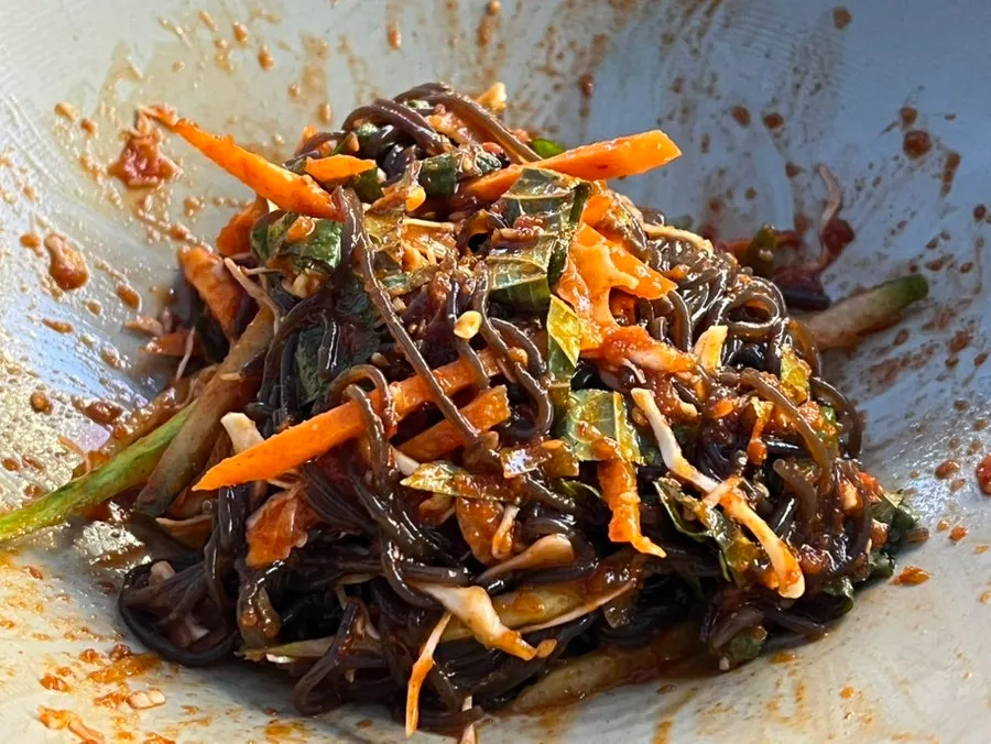 서비스로 나온 과일막국수 한 그릇