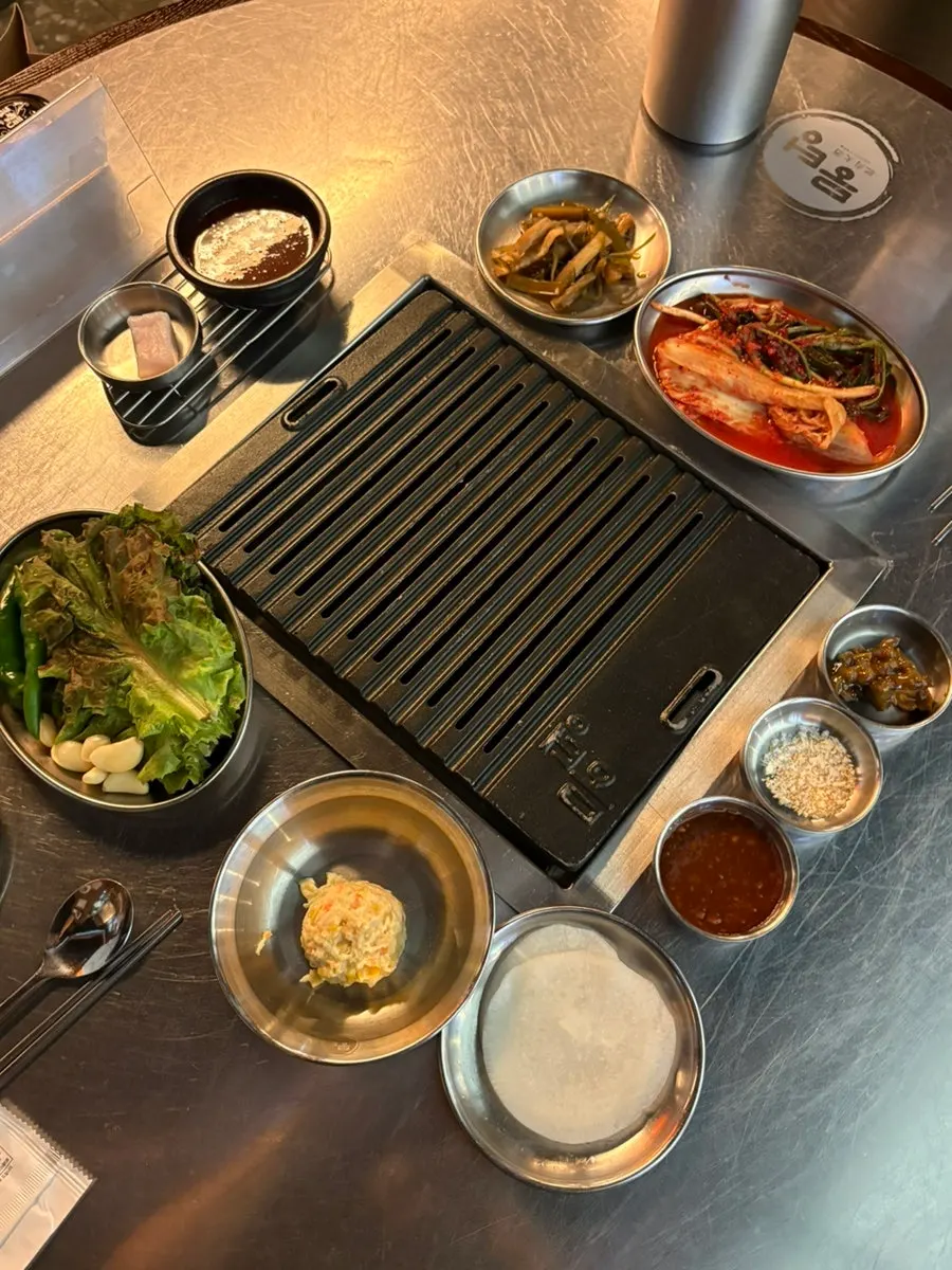 한접시 세트와 김치찌개 주문