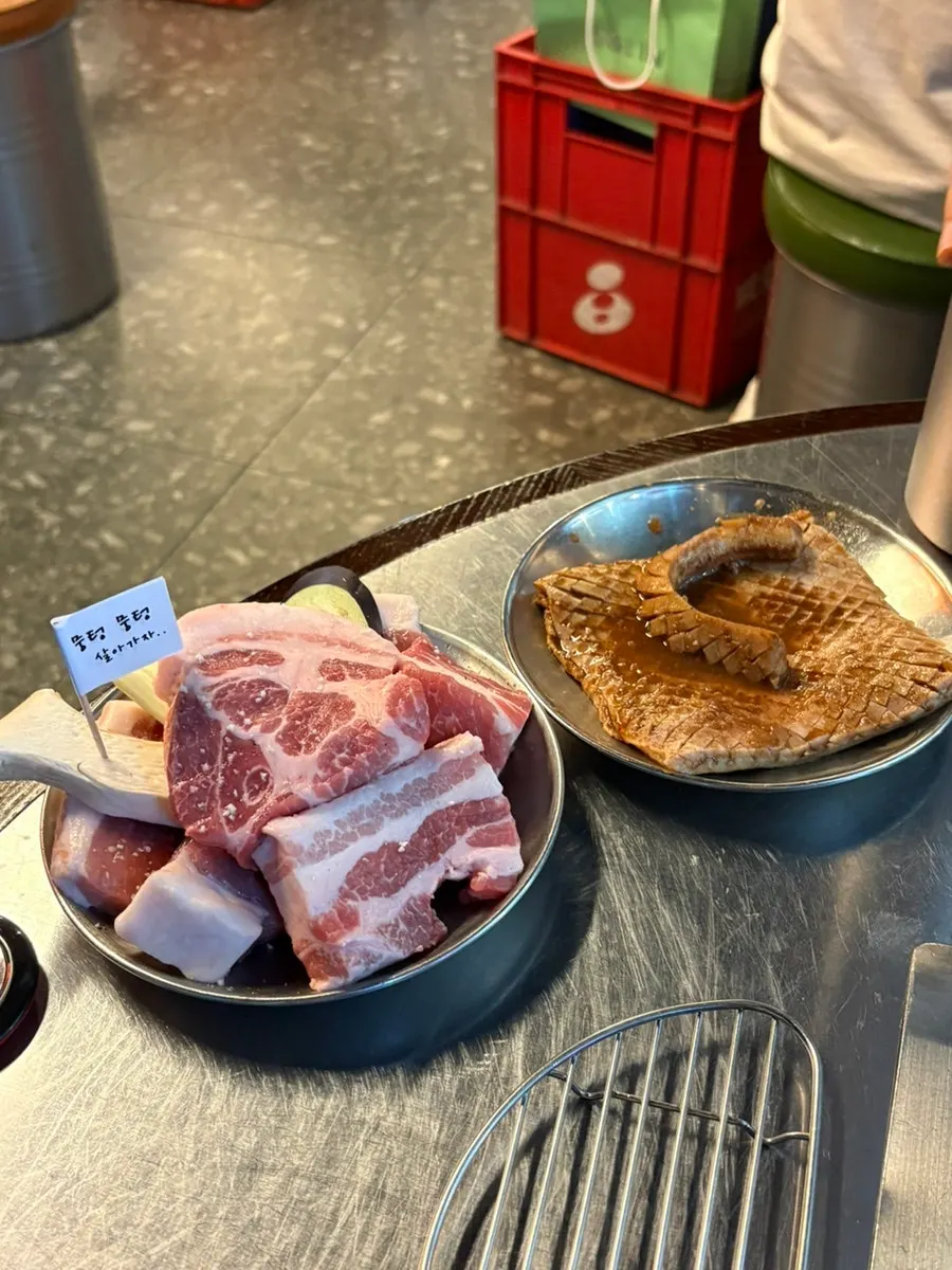 두툼한 주먹구이 고기 한 접시