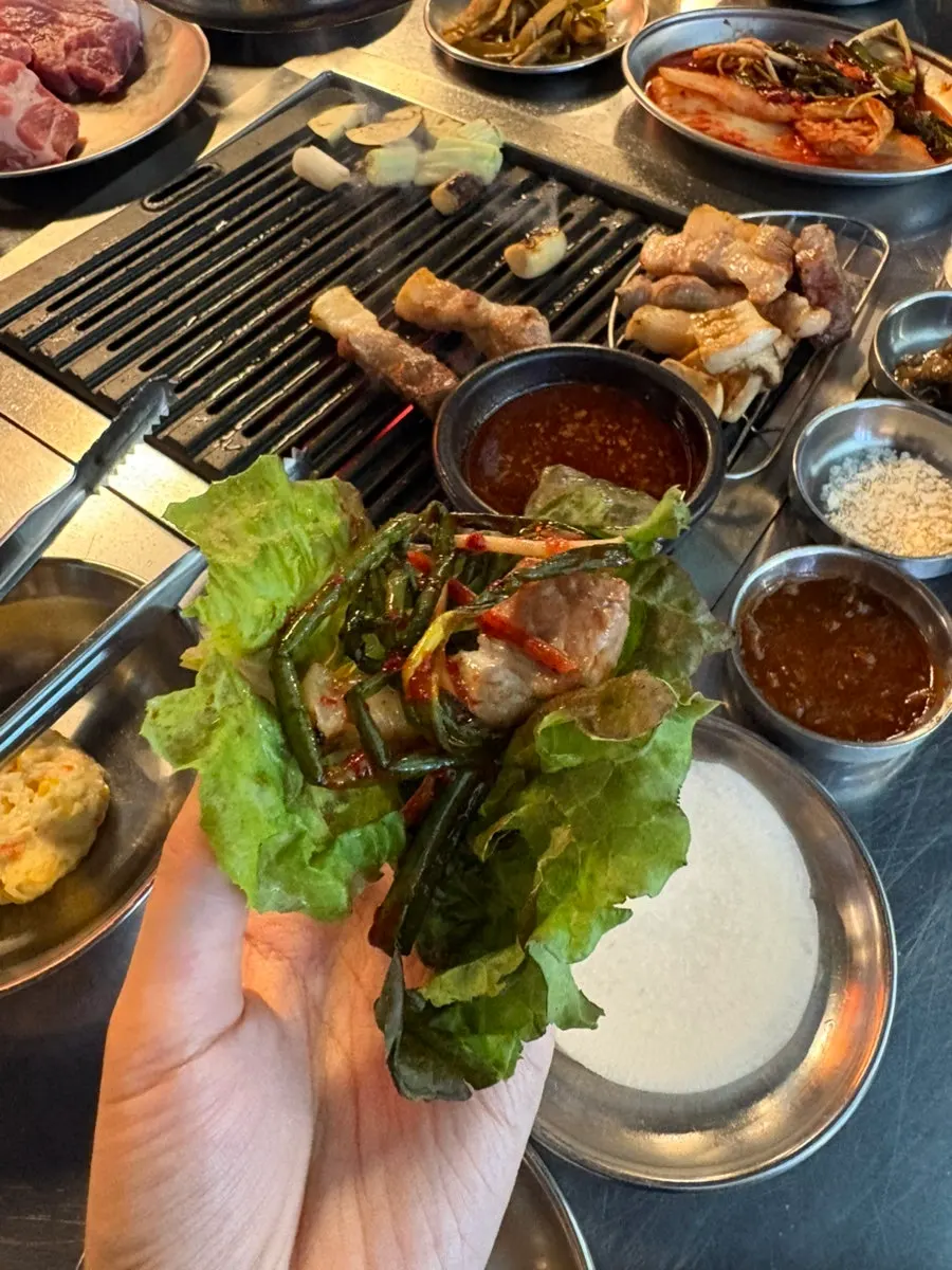 쌈무로 닦은 불판 위 고기