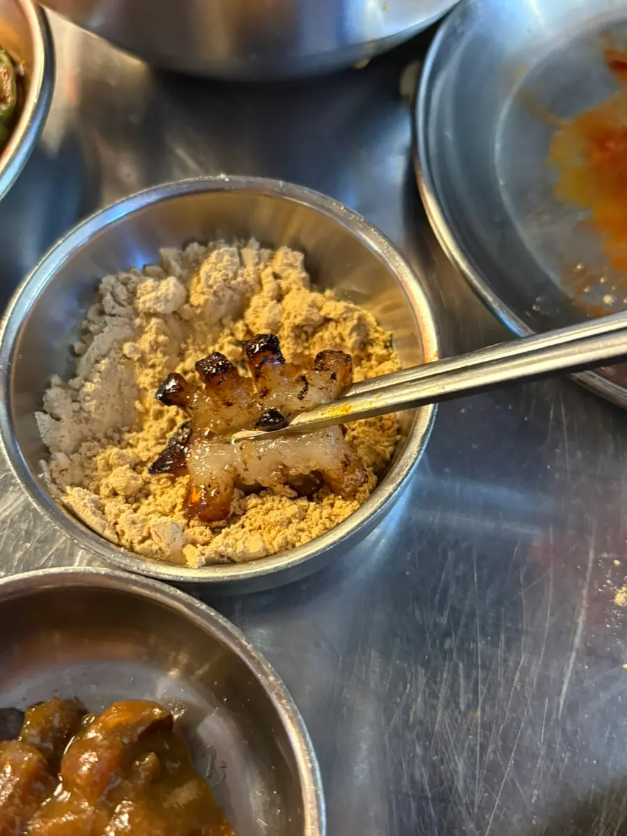 노릇하게 구운 바삭한 껍데기