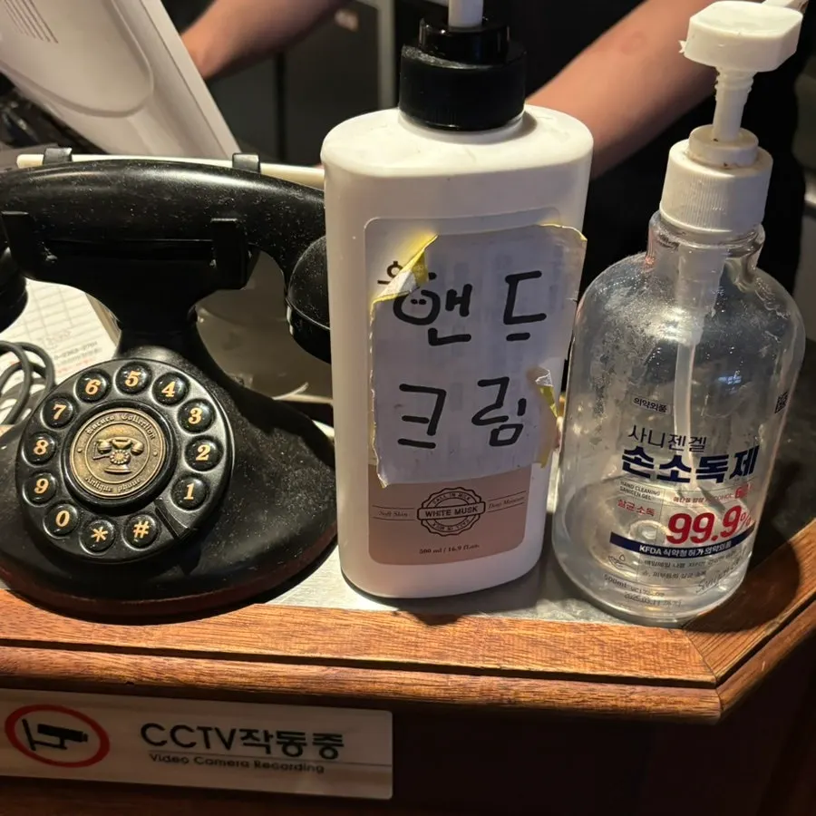 카운터에 놓인 손 소독제와 핸드크림