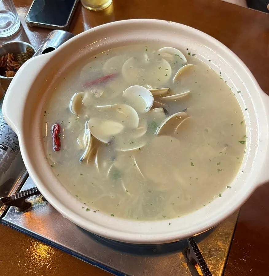 시원한 소맥 한 잔이 놓인 테이블