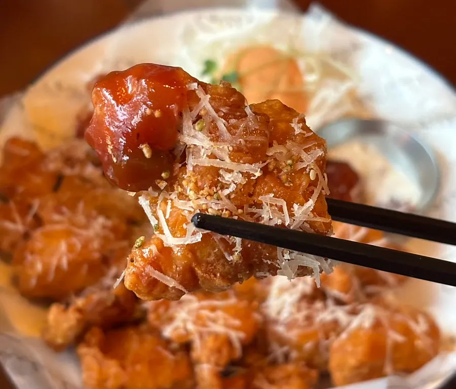 치즈 가루가 뿌려진 허니치킨가라아게
