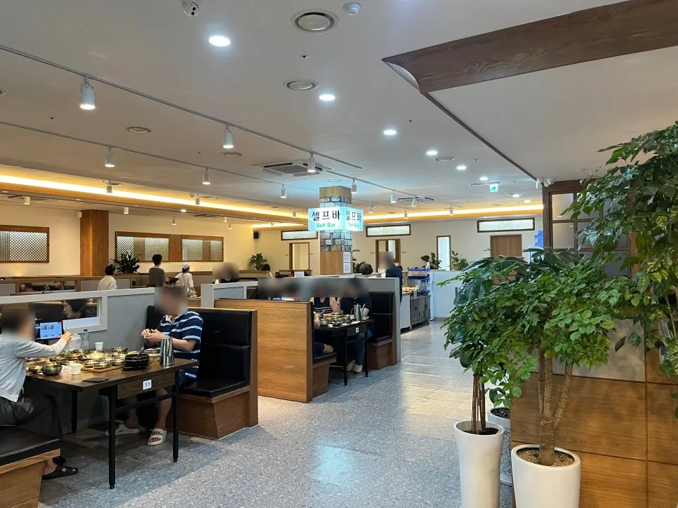 Entrance with the weekend reservation list posted