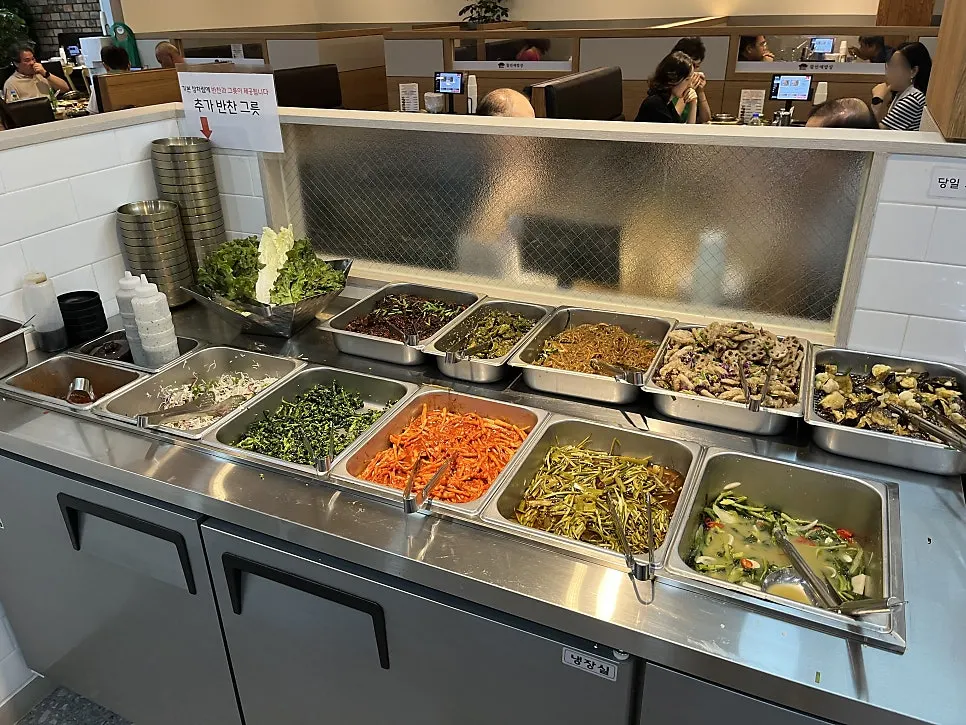 The side dish self-bar in the middle of the hall