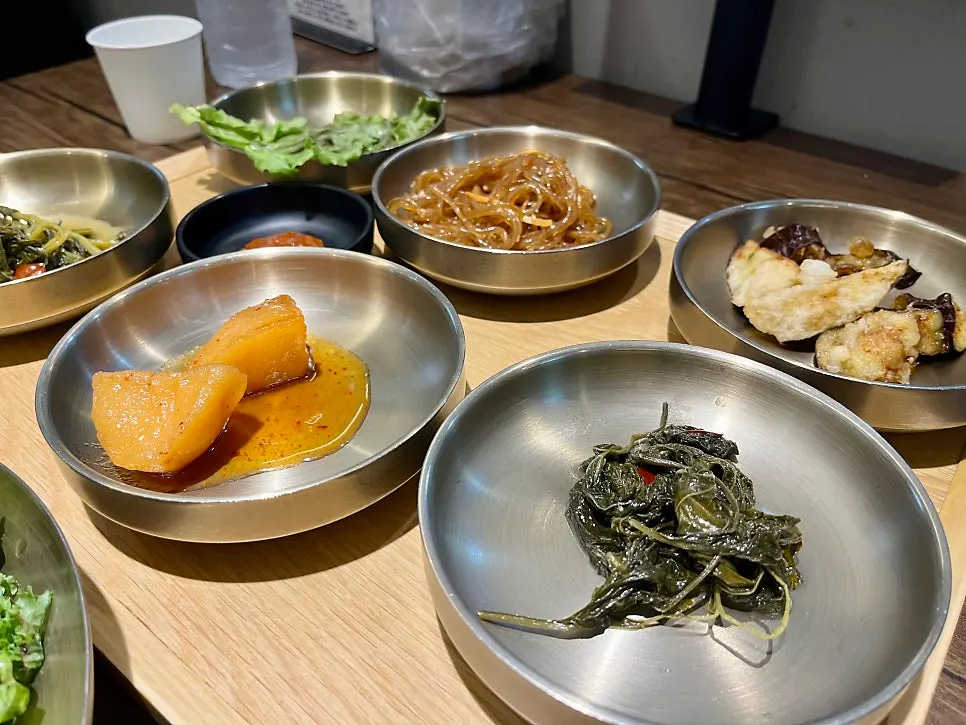 A plate of lightly seasoned namul side dishes