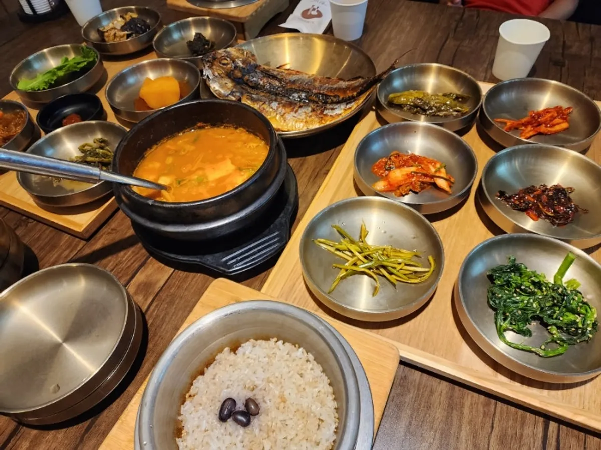 Main photo of Gim Myeongju Tteuranchae Bapsang Sinjung-dong Branch, a Korean restaurant in Jung-dong, Bucheon