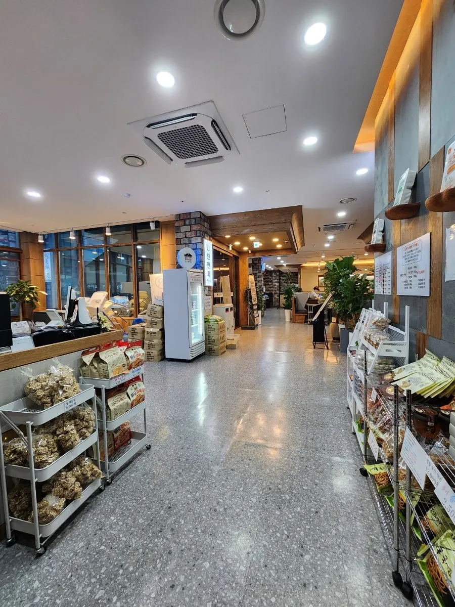 Interior of Gim Myeongju Tteuranchae Bapsang Sinjung-dong Branch