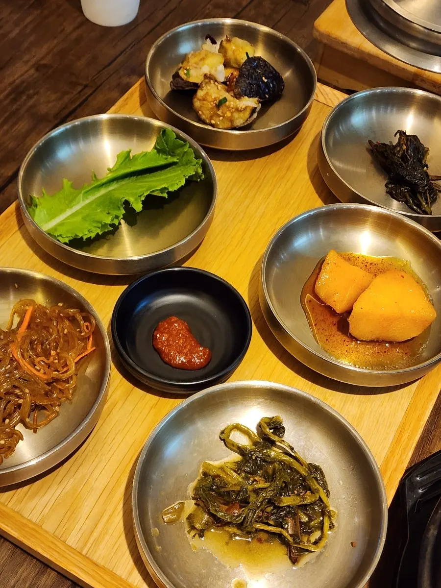 Table set with the basic 12 side dishes