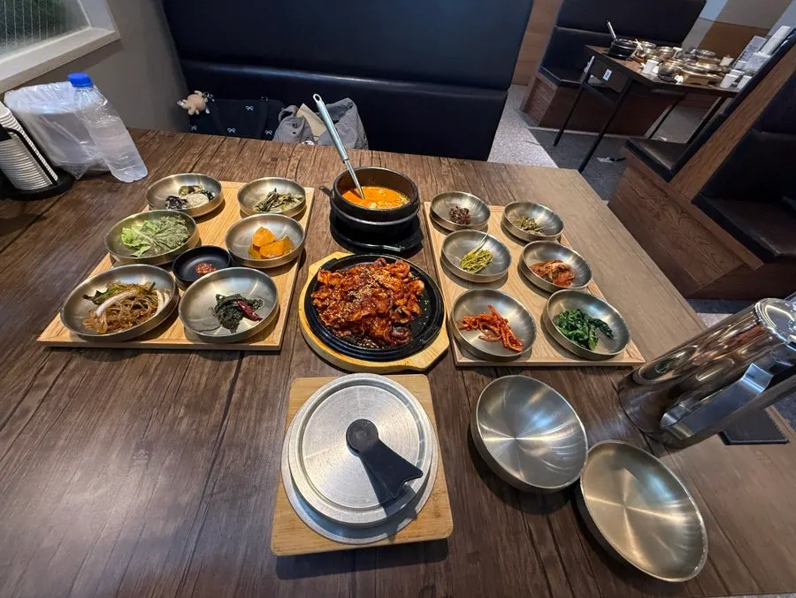 Full Korean set meal spread at Gim Myeongju Tteuranchae Bapsang Sinjung-dong Branch