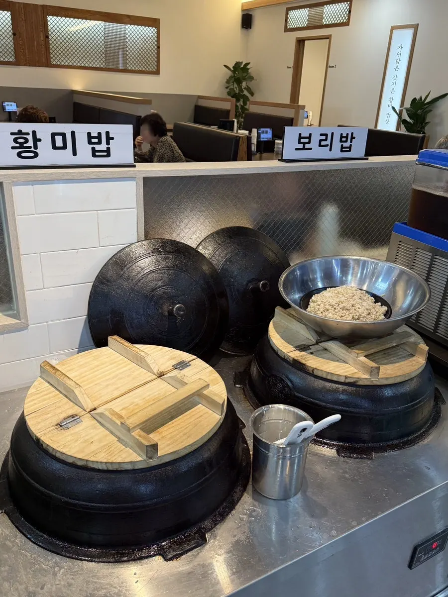 Self-bar filled with wrap vegetables, japchae, and seasoned vegetables