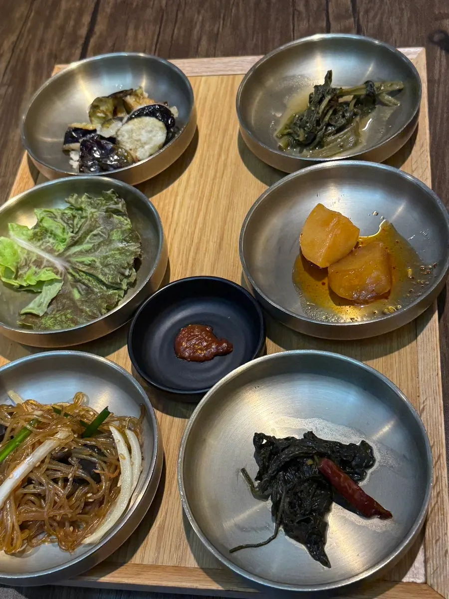 Octopus stir-fry set meal being set on the table