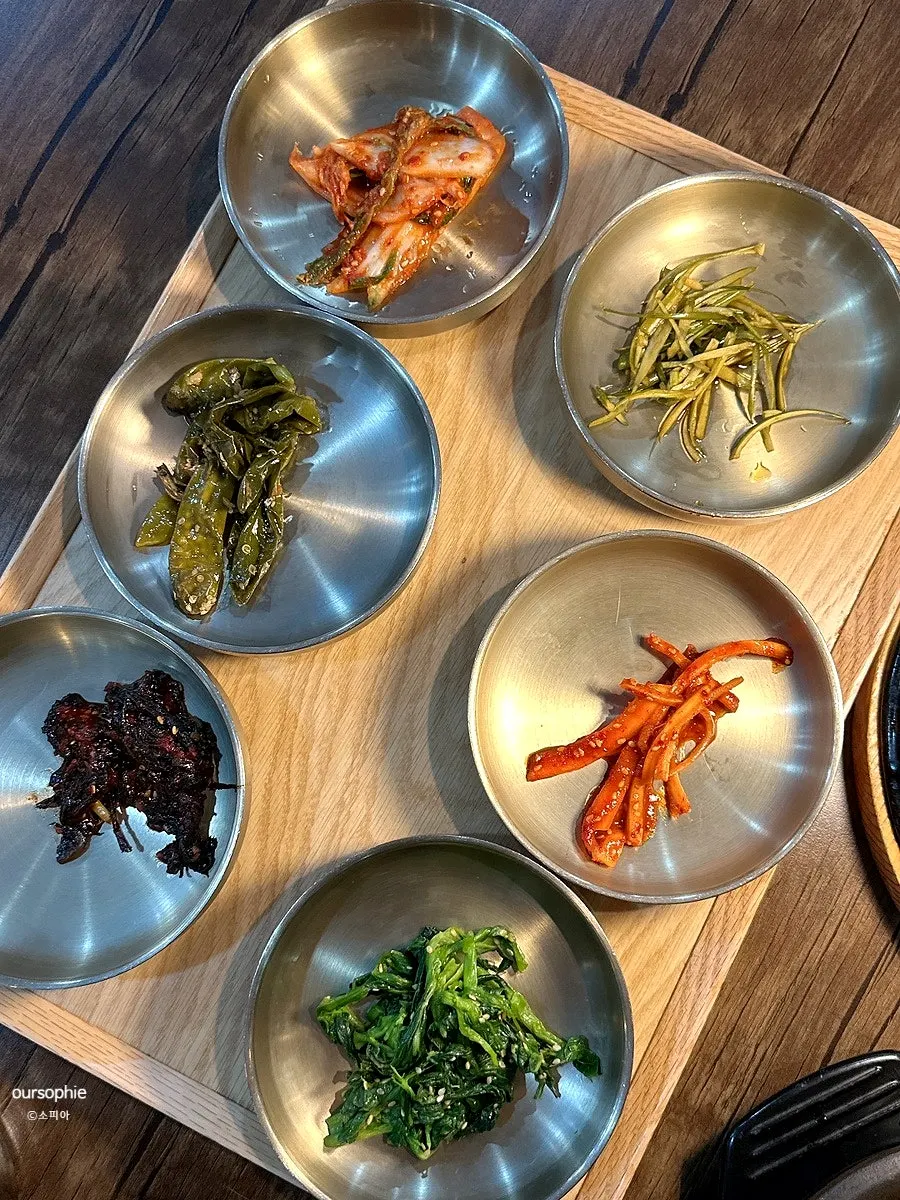 Photo of a set-meal table at Gim Myeongju Tteuranchae Bapsang in Sinjung-dong, Bucheon