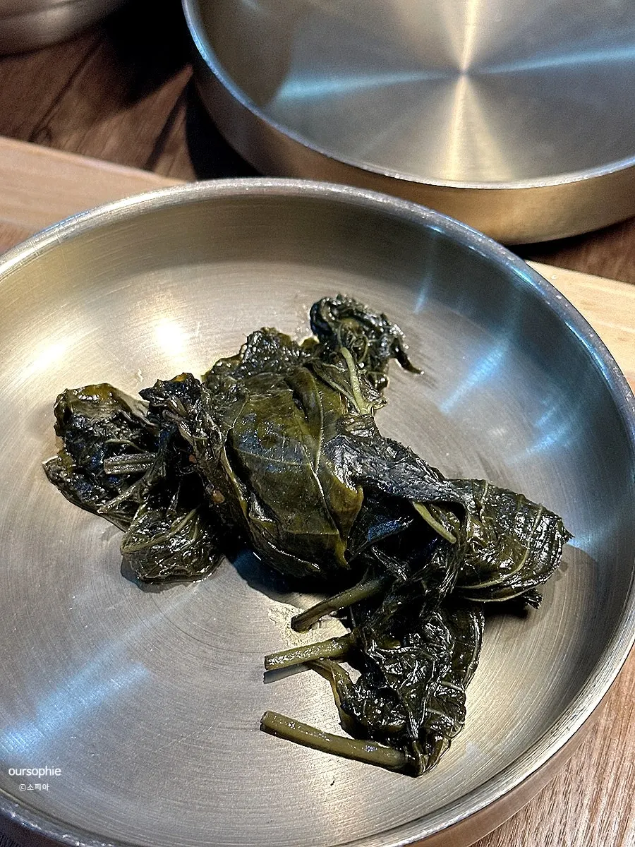 Side dishes served as part of the basic Tteuranchae Bapsang set