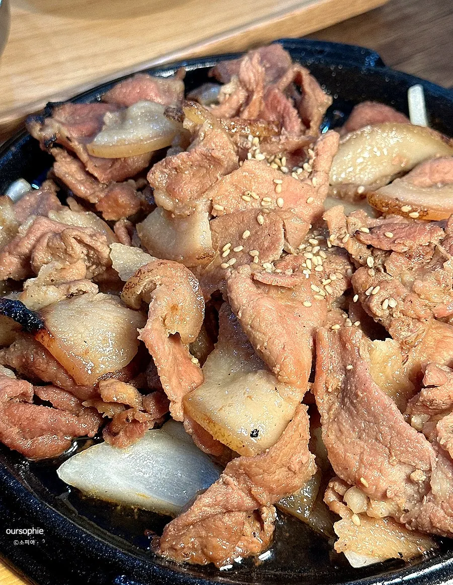 Charcoal-grilled pork à la carte dish