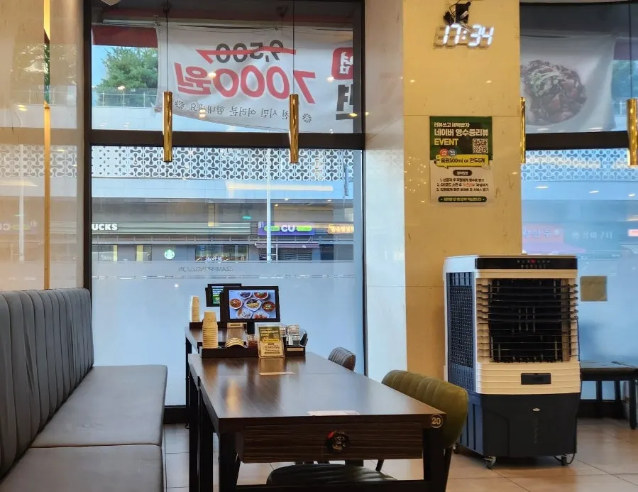 Spacious dining hall interior at Jjambbong Jijon Bucheon Jung-dong Branch