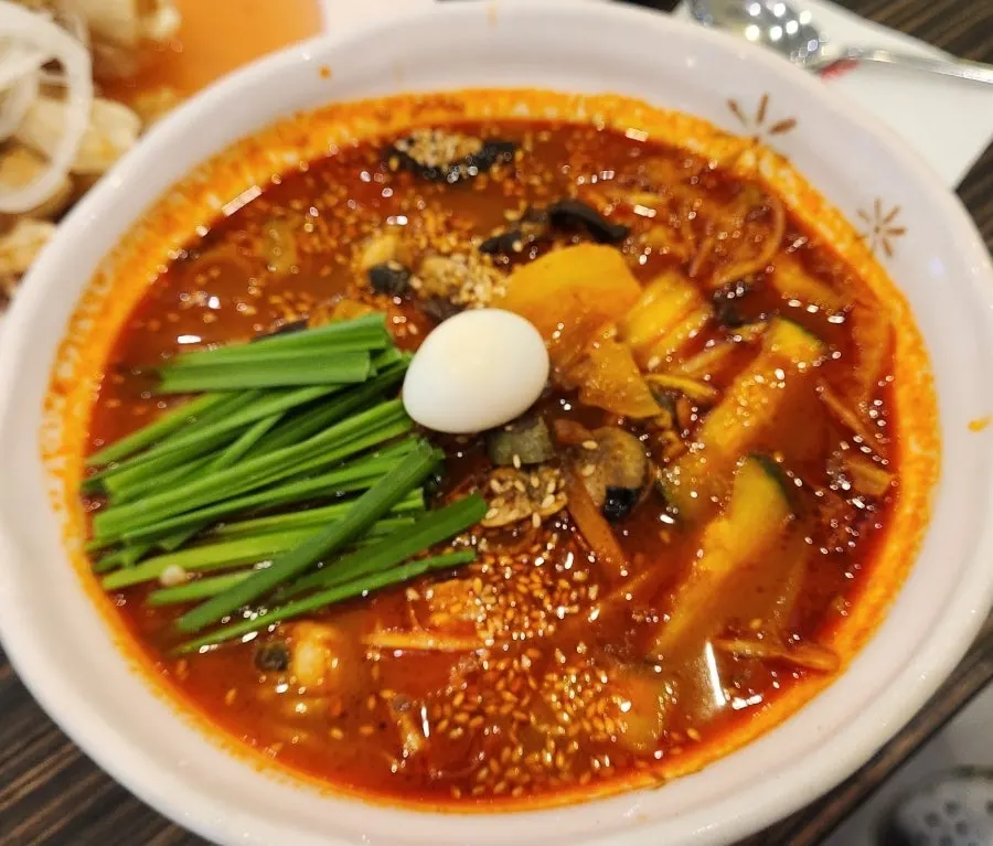 Seafood chunks and noodles in the seafood jjamppong