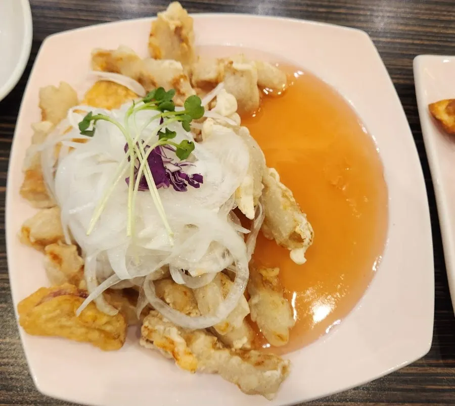 A plate of jjamppong dumplings served alongside jjamppong
