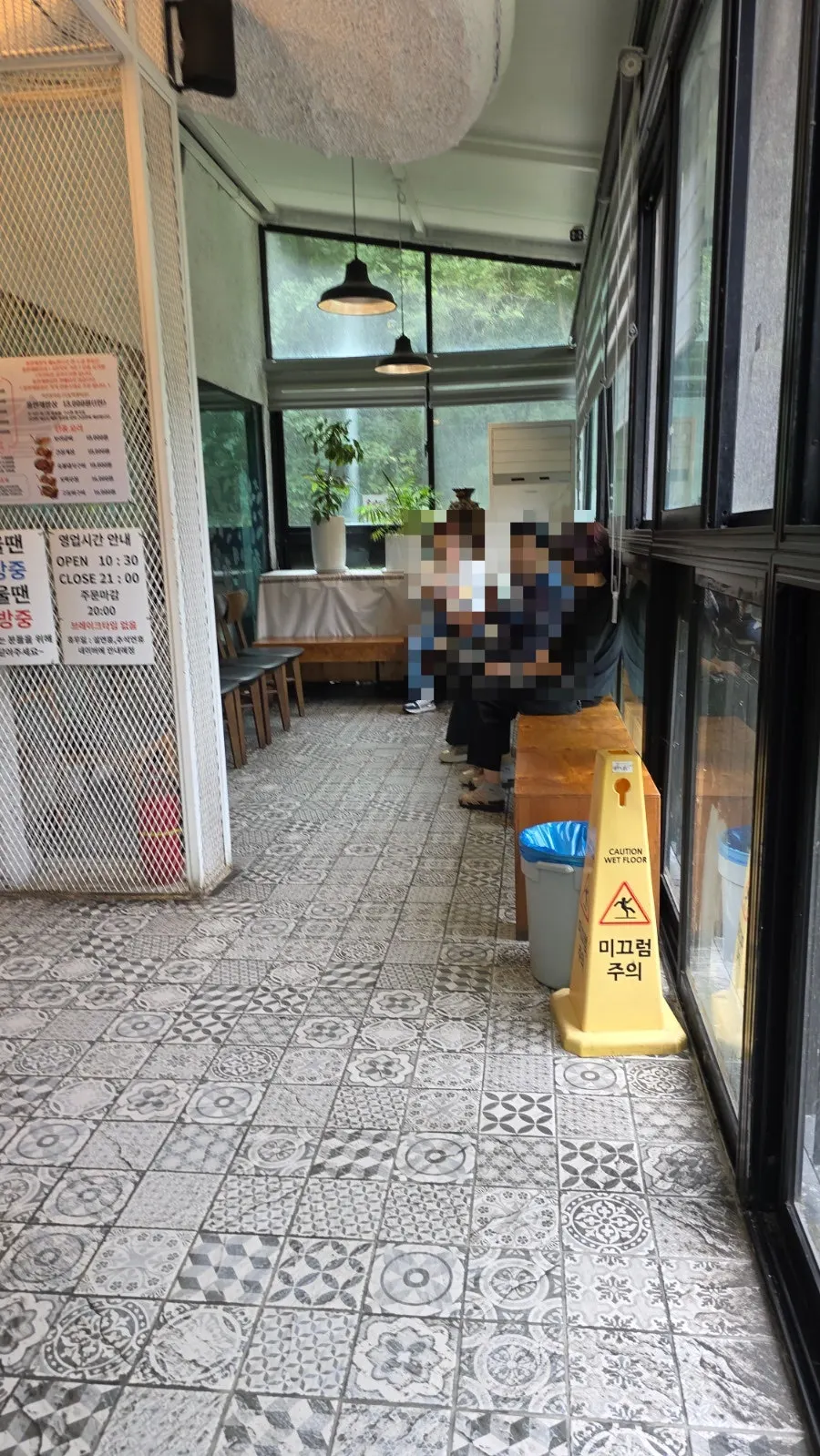 산이 보이는 매장 대기공간