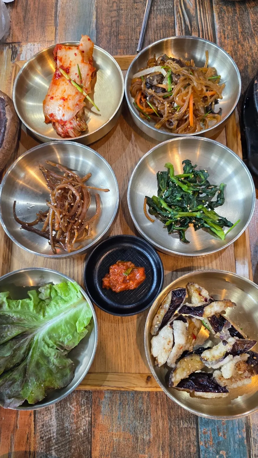 정갈하게 차려진 한정식 반찬