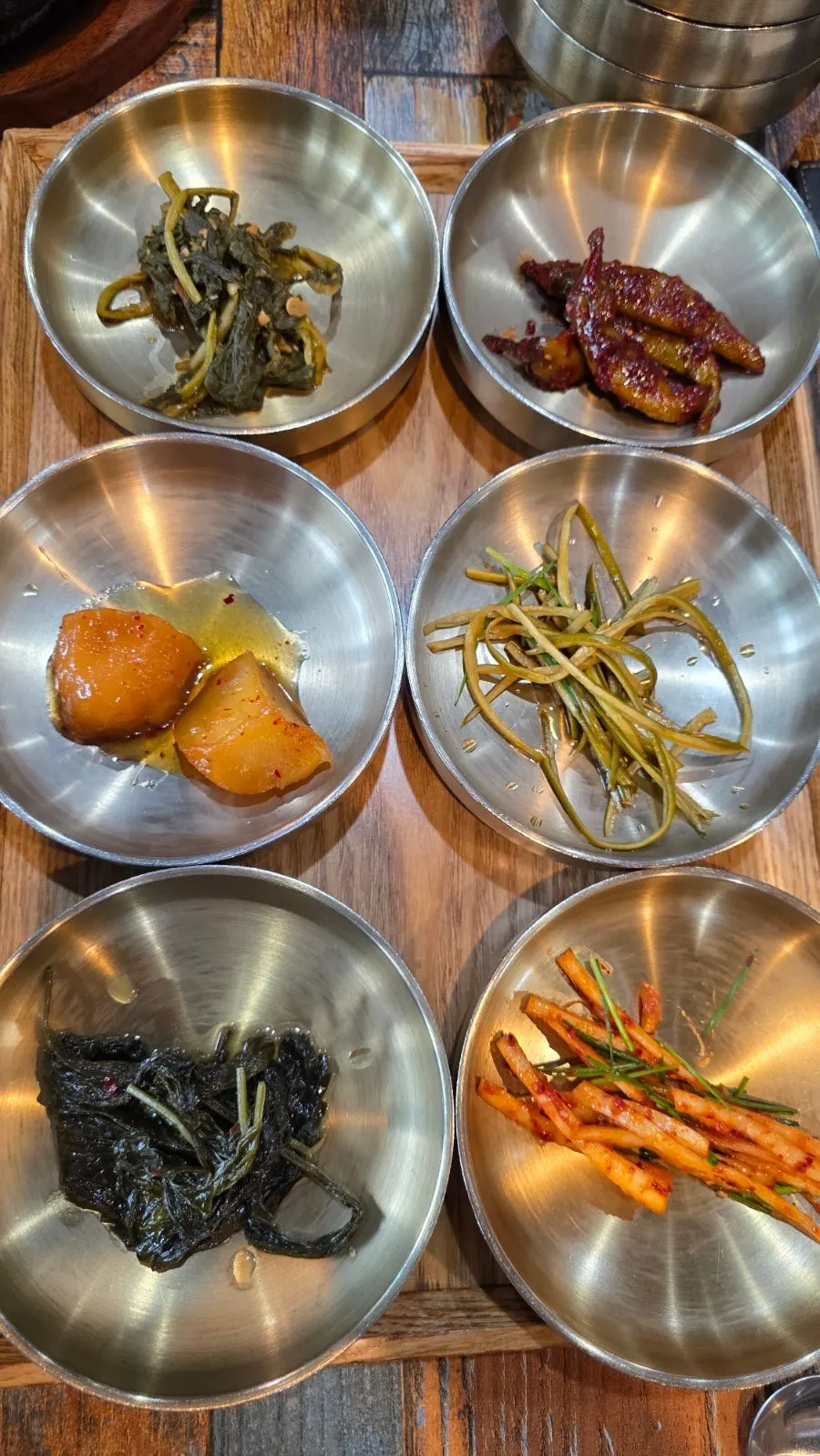 김치와 잡채를 곁들인 반찬