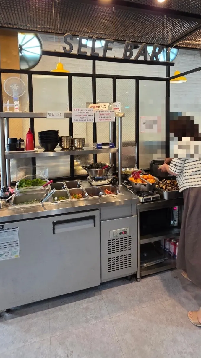 반찬을 리필하는 셀프바