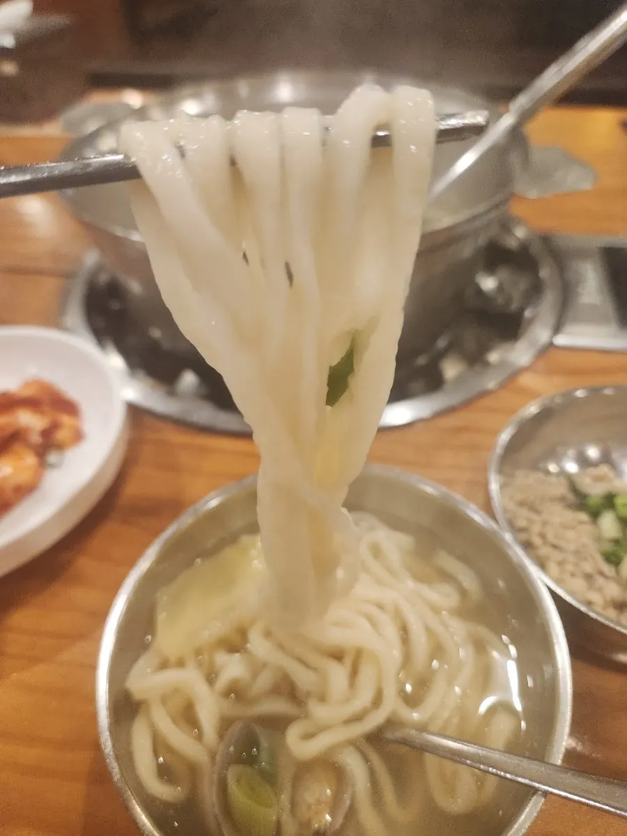 Clam kalguksu and meat dumplings